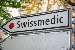 L'autorité helvétique de surveillance des produits thérapeutiques Swissmedic met en garde contre l'utilisation du médicament illégal "Lemon Bottle". Il est vendu sur internet en tant que substance réduisant les dépôts graisseux du visage et de certaines zones du corps. (Photo symbolique) KEYSTONE/PETER SCHNEIDER